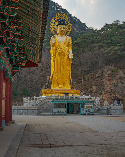 Large statue at the temple near the start point