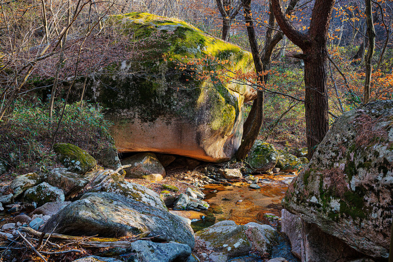 Large boulders all along the valleys.