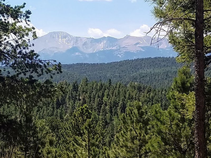 The majestic mountain view of Pikes Peak.