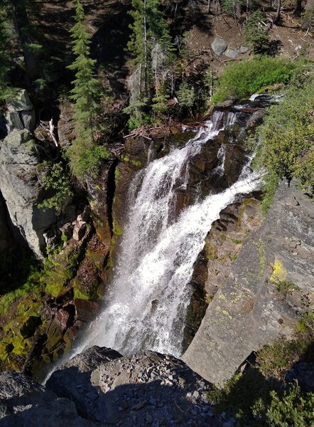 Kings Creek Falls are 40-50 feet tall as they plunge over a black basalt cliff.