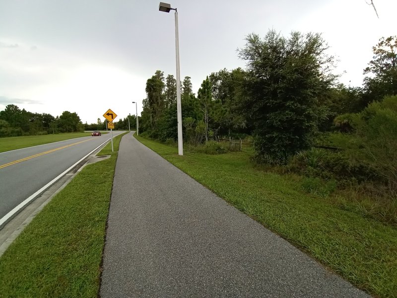 Trailhead on the right when walking down from parking area.