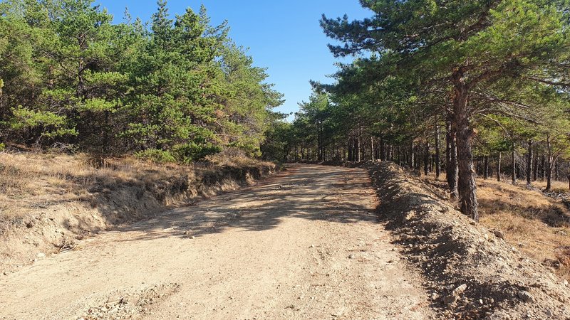 Looking back while going downhill at on Nefes Nefese İniş Rotası (trail).