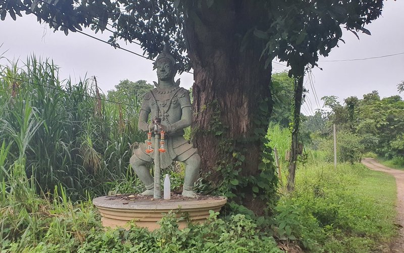 Guardian statue along the way.