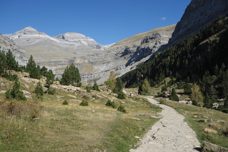 Stone section of the Senda a la Cala de Caballo in the Circo del Soaso (Soaso cirque)