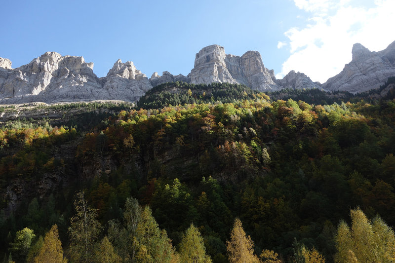 Mirador Cola de Caballo (Horsetail Lookout) towering above autumn glory