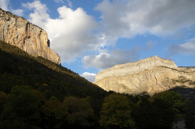 Late afternoon light on Punta o Gallinero and Coma Barrau at the start of Senda a la Cala de Caballo