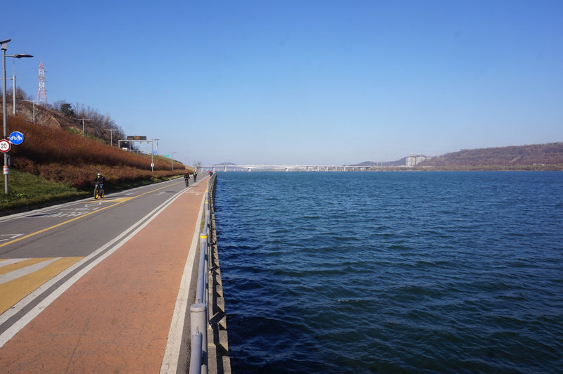 Walking towards Gayangdaegyo Bridge