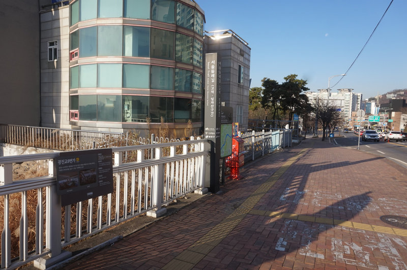 The stamping box at the west end of Gwangjingyo  Bridge.