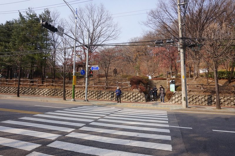 Seoul trail crosses over Baumoe-ro