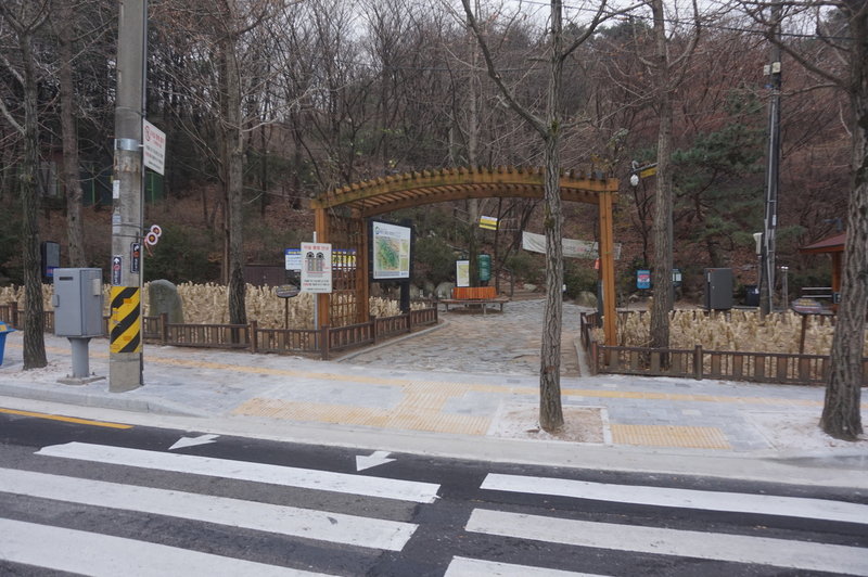 Section 8 of the Seoul Trail crosses over Jinheung-ro, taken on 10th of December 2020