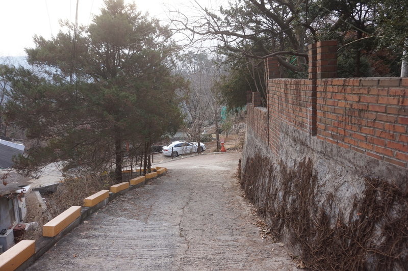 Section 8 of the Seoul Trail on Bibong 1 gil, taken on 10th of December 2020