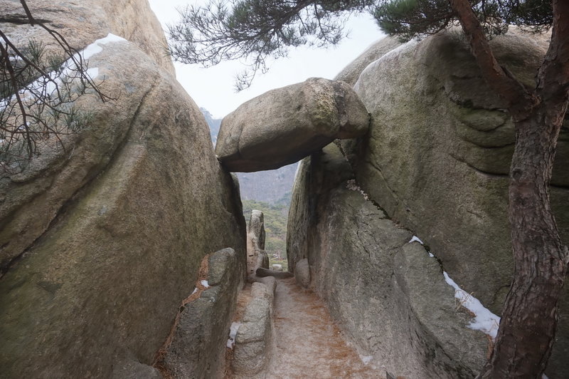 Bukhansan Traverse towards Daenammun Gate