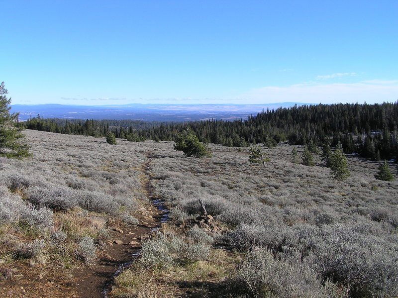 View east on final approach to Lookout Mountain.