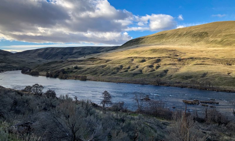 Morning light over the Deschutes River.