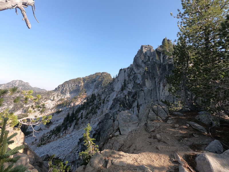 View along crest of the Lakes Lookout