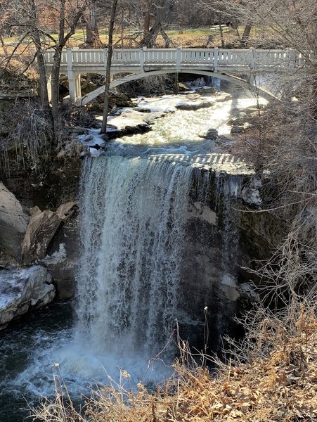 The lower falls and dividing bridge from trail to basin.