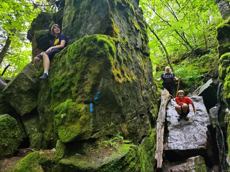 Entrance to the Standing Rock and Caves Side Trail.