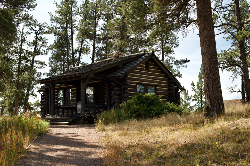 The trail passes by this cabin before it starts descending into the canyon.