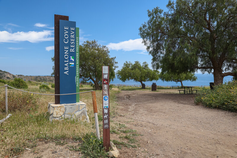 Abalone Cove Shoreline Park offers a variety of trails, picnic tables, beach access via a short trail, and clifftop views over the Pacific Ocean.