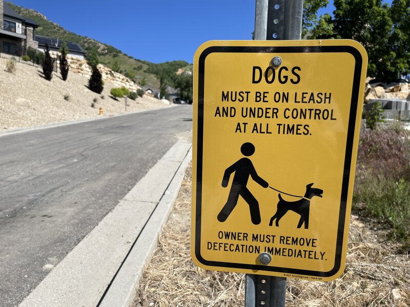 City of Hollday sign clearly states this is NOT an off leash trail, hence the Hiking Project trail description needs to be updated.