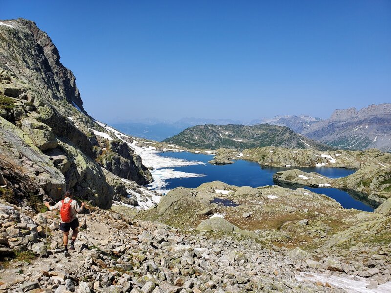 Descending past snowfields to Lac Cornu