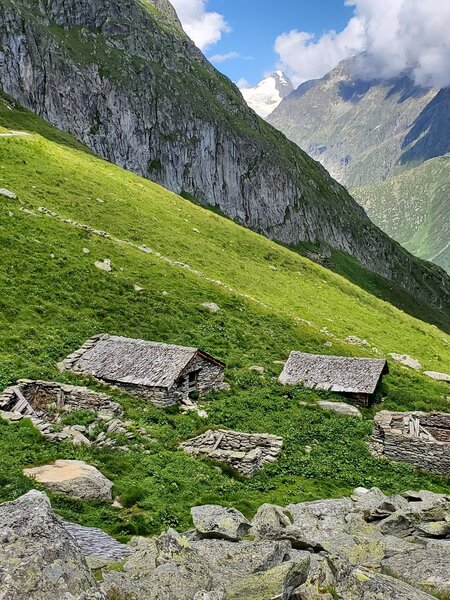 Abandoned shepherd hamlet? Cute stone huts in stunning valley.