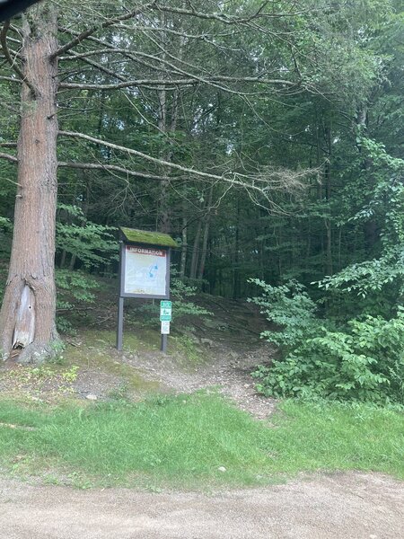 Start of the Red Trail from the southern parking lot in Crandall Park.