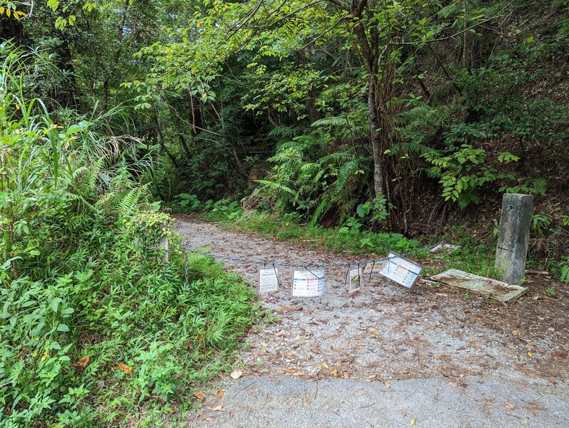 Trail entrance leading to Fukugawa Falls.