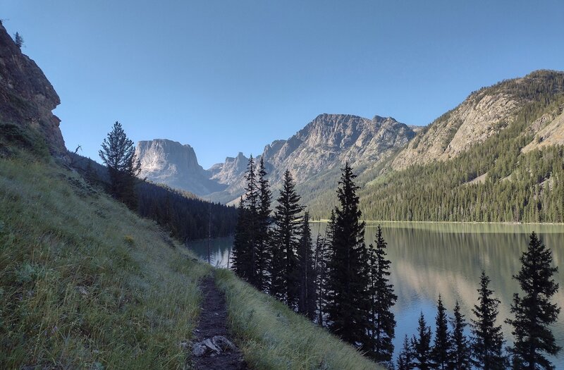 The trail traverses the steep eastern banks of Upper Green River Lake (lower right), as it heads towards Squaretop Mountain (left center).