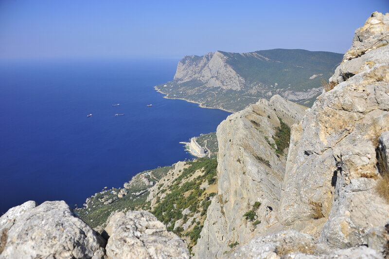 Вид на бухту Ласпи с вершины Ильяс-Кая | View of Laspi Bay from the top of Ilyas-Kaya