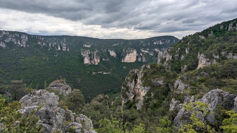 West view of the valley from Mejan and Tarn cliffs.