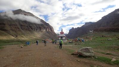 Chörten Kangnyi - A Buddist Stupa on the trail.