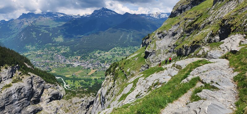 Descending through the cliff section back towards Grindelwald.