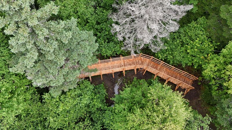 Vue aérienne de la passerelle du sentier à Jos. Birds eye view of the Sentier à Jos walkway.