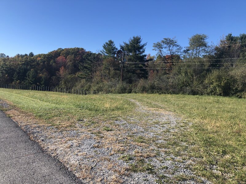 The beginning of the Upper Pond Trail.