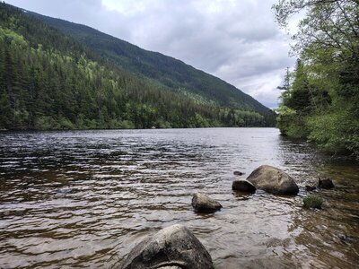 Just before getting to the far end of the lake, perfect spot to go swimming.